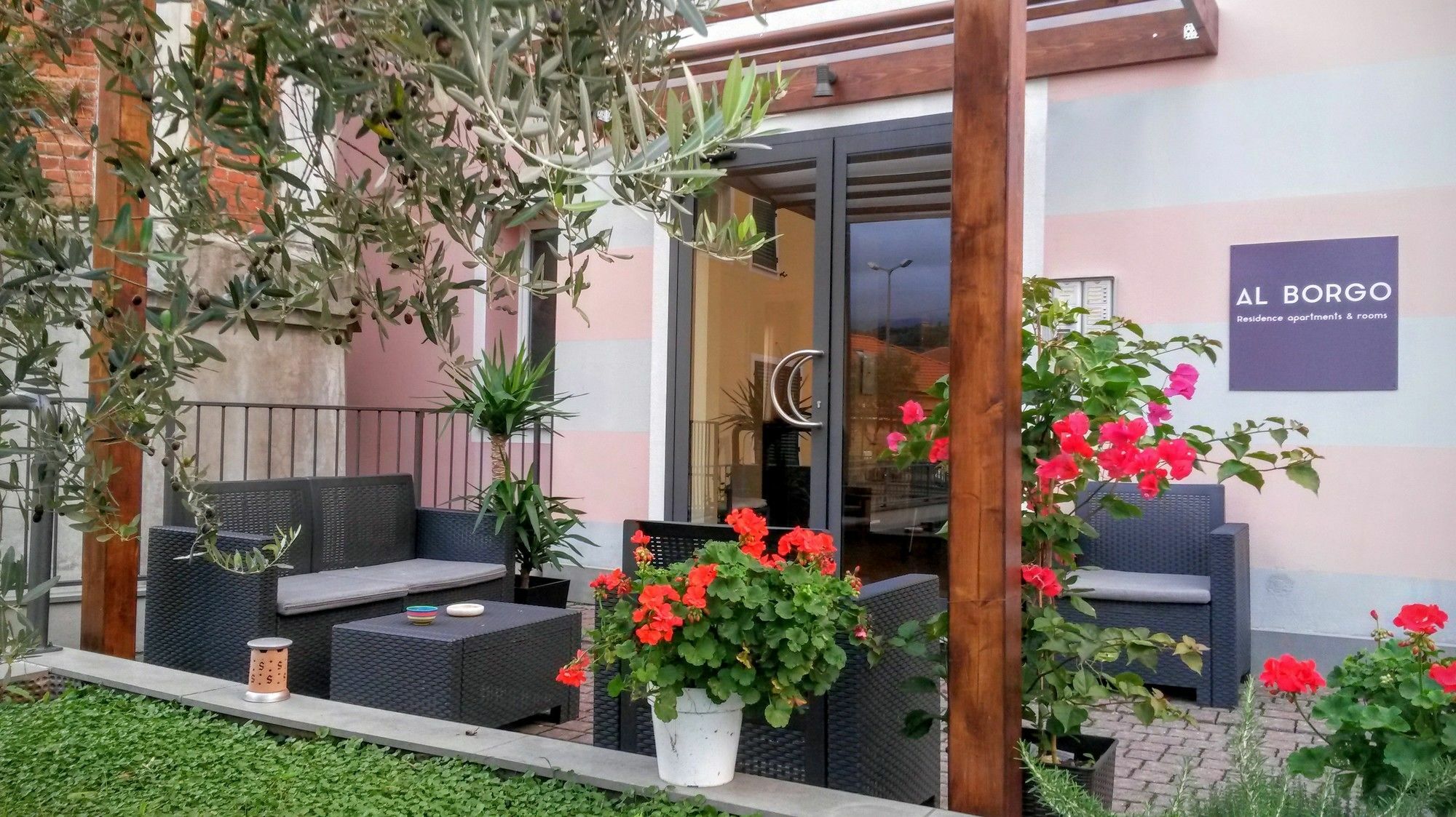 Al Borgo Aparthotel Sarzana Exterior photo